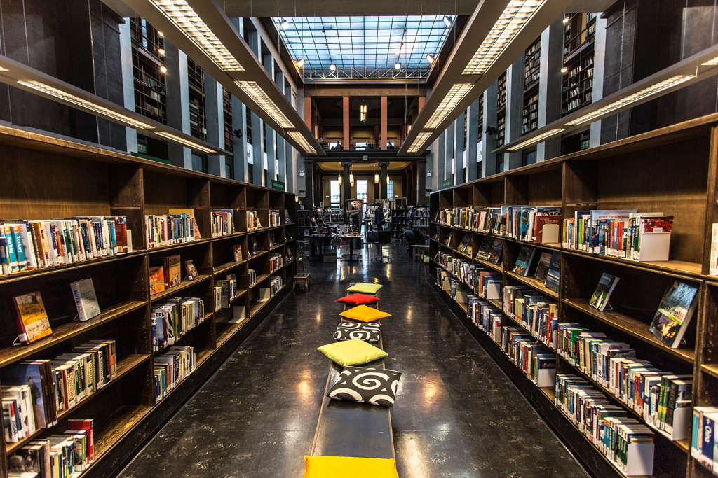 Использование стандартных библиотек. Библиотека в Осло. Огромный стеллаж для книг. Книжные полки в библиотеке. Пустые полки в библиотеке.